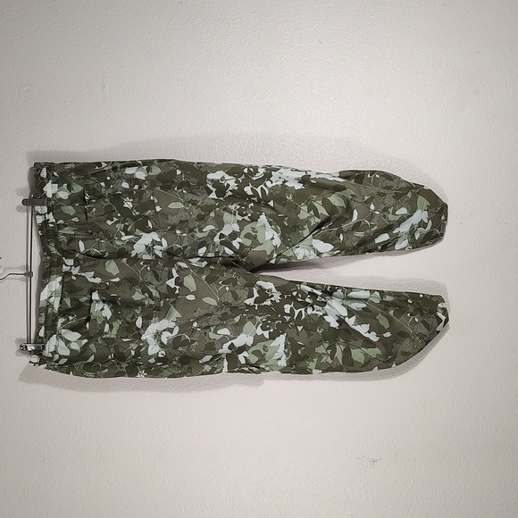 Lane Bryant Camo Pull On Drawstring Cargo Cropped Pants Size 14/16 - Picture 2 of 5